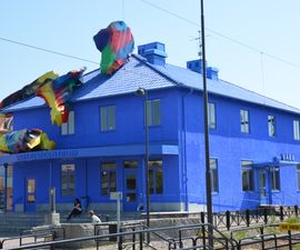 Stationshuset blev konstverk, Blue Orange, Katharina Grosse 